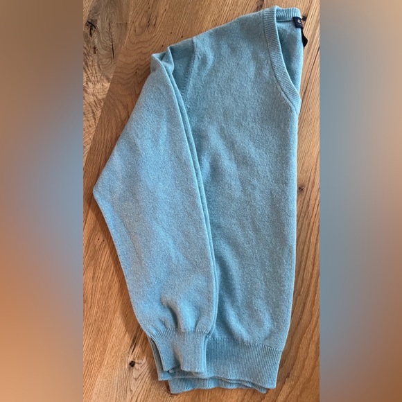 BROOKS BROTHERS 3-PLY ITALIAN CASHMERE V-NECK SWEATER, SIZE M. - Picture 7 of 8